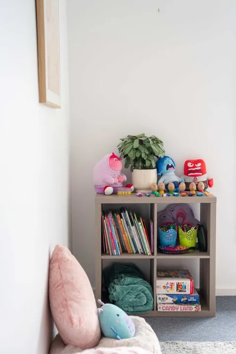Books, games and emotion toys in a cosy corner of the therapy room